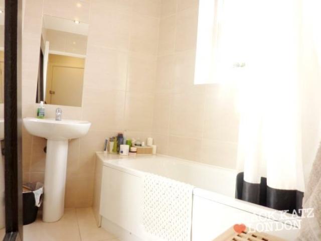 			NEW INSTRUCTION (Private Roof Terrace), Studio Apartment, 1 bath, 1 reception Flat			 Sutherland Avenue, MAIDA VALE/WARWICK AVENUE